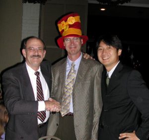 2006年当時のJester先生とBrwon先生。UCLA卒のBrown先生にとって，University of South California(USC)の帽子をかぶせられることはかなりつらいことだったようです（Jester先生はUSC卒）。